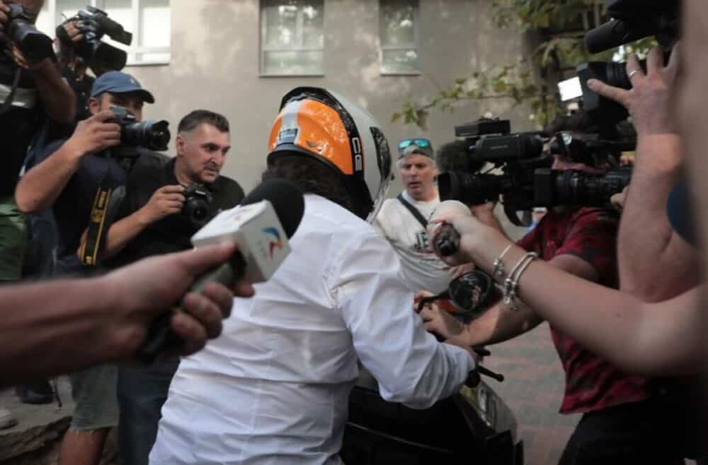 Tatăl lui Vlad Pascu a intrat cu scuterul în jurnalişti, la plecarea de la DIICOT