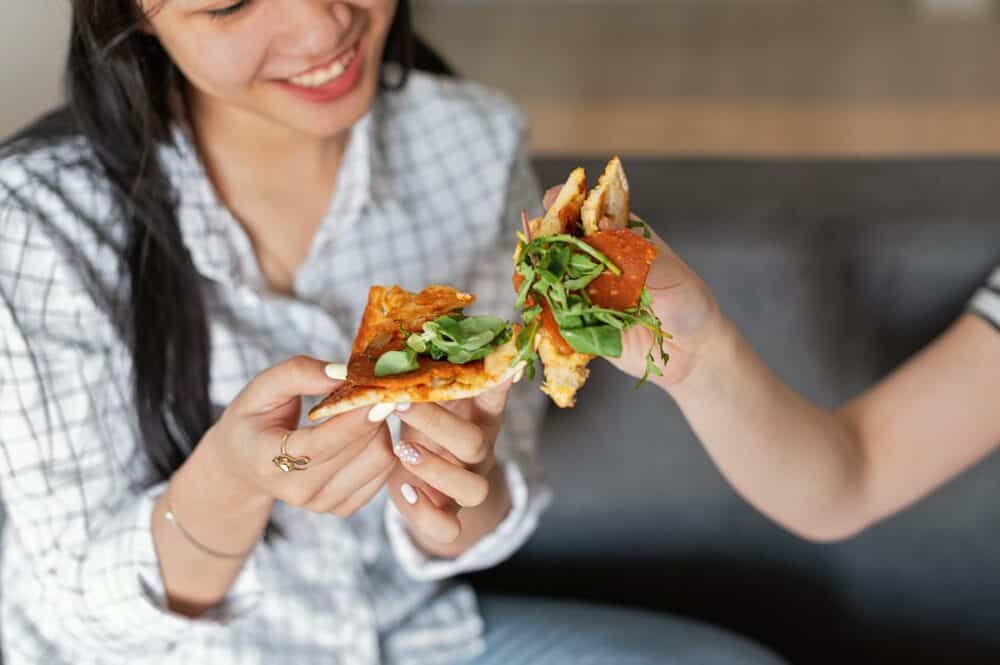 Românii au comandat online 320.000 de pizza și 327.000 de șaorme, vara asta. Foto Pexels