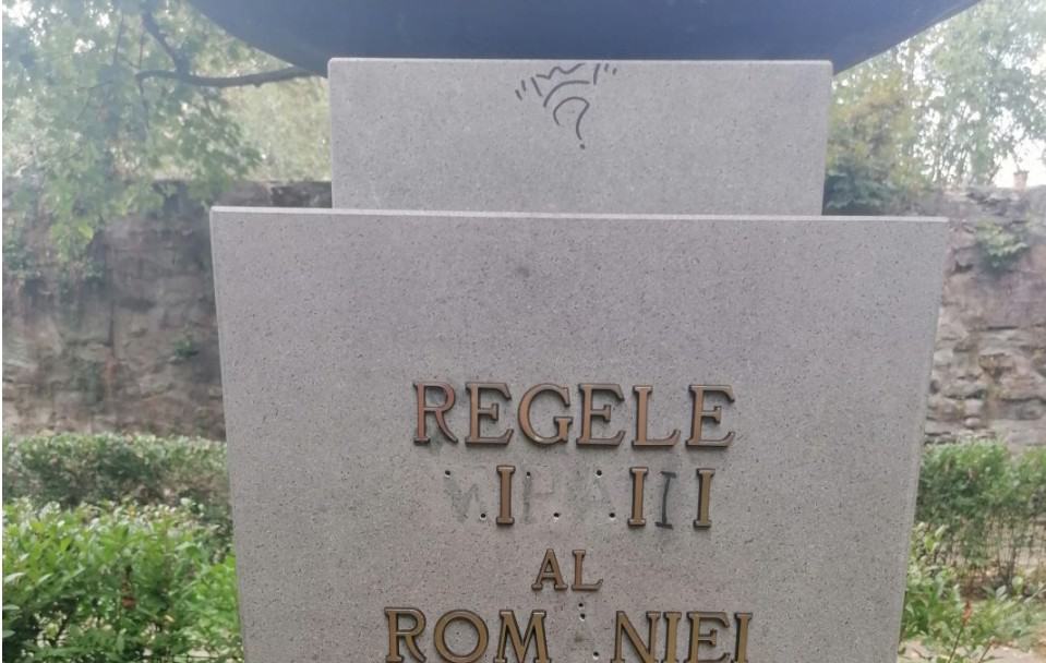 Statuia Regelui Mihai I a fost vandalizată în Parcul municipal din Bistrița