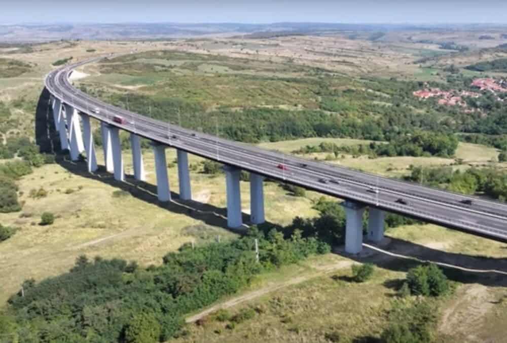 Viaductul de la Aciliu, cel mai mare viaduct de autostradă din România, într-o stare avansată de degradare
