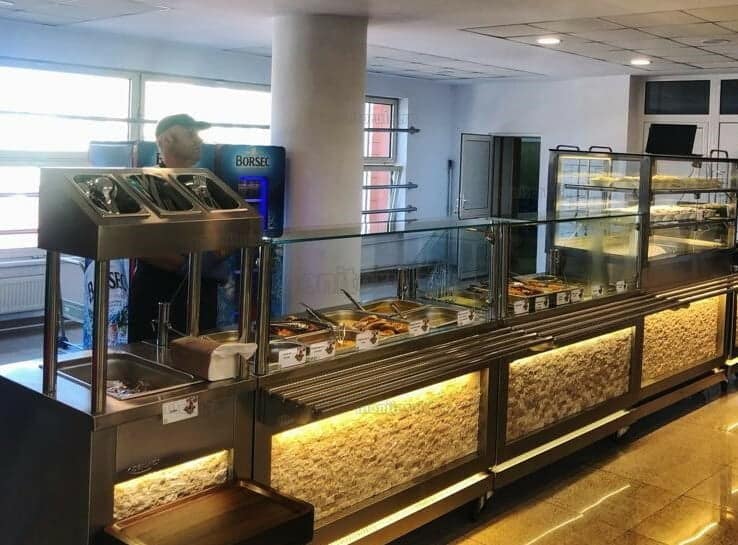 Cantina UMF Cluj - un meniu cu două feluri de mâncare costă 7 lei, iar pentru cei cu burse sociale meniul este gratuit