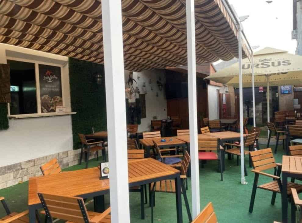 Restaurant din Centrul Iaşului închis de OPC pentru mizerie: aragaz nespălat cu lunile, după ce un client a depus o sesizare