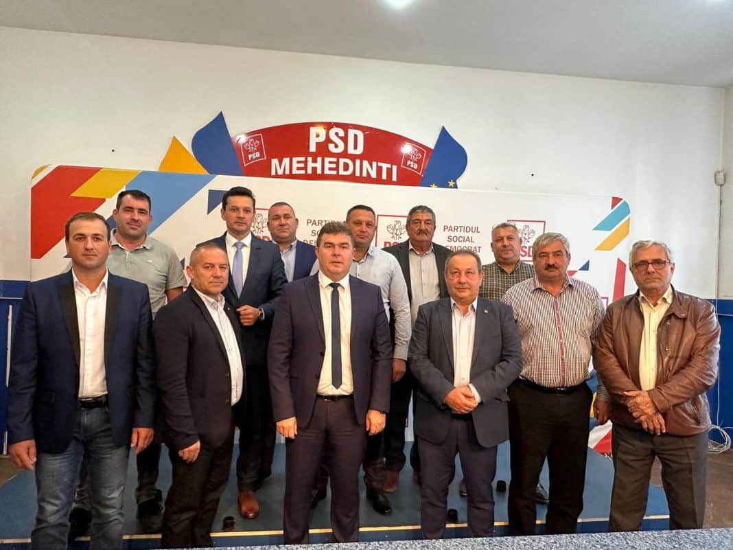 Zece primari PNL din Mehedinţi au trecut la PSD, potrivit preşedintelui social democraţilor din judeţ, Aladin Georgescu.