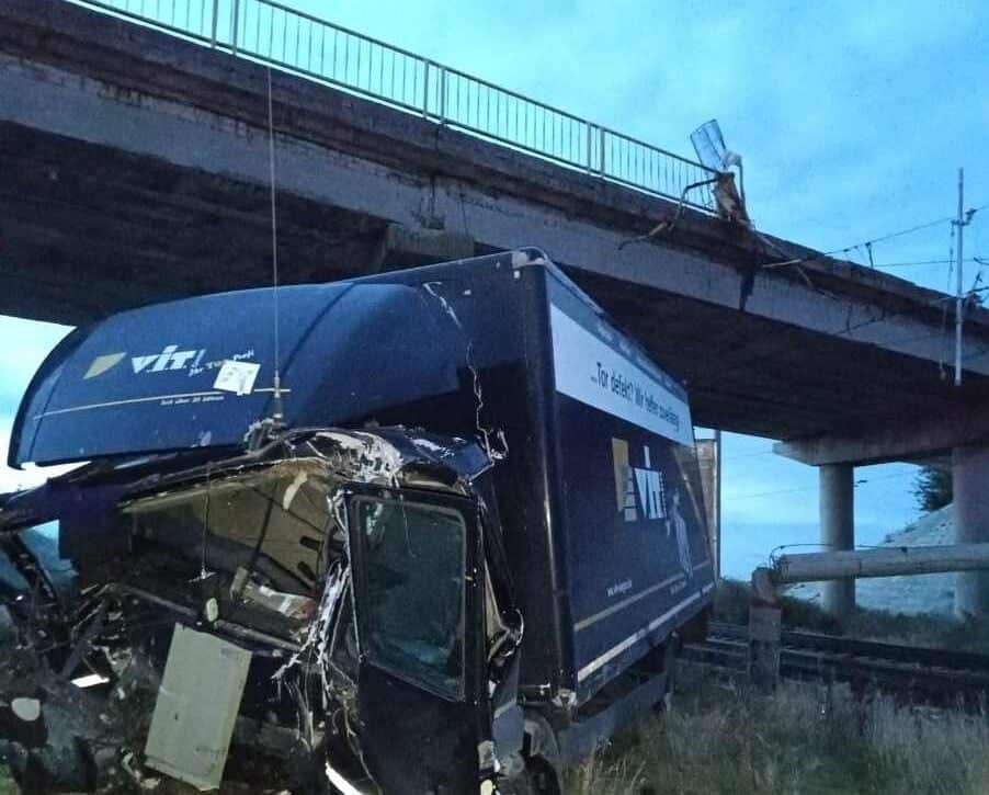 Un camion a sărit de pe un pod în Făurei și a ajuns pe calea ferat