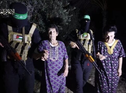 O ostatică a grupării Hamas, Yocheved Lifshitz, i-a strâns mâna răpitorului său după ce a fost eliberată
