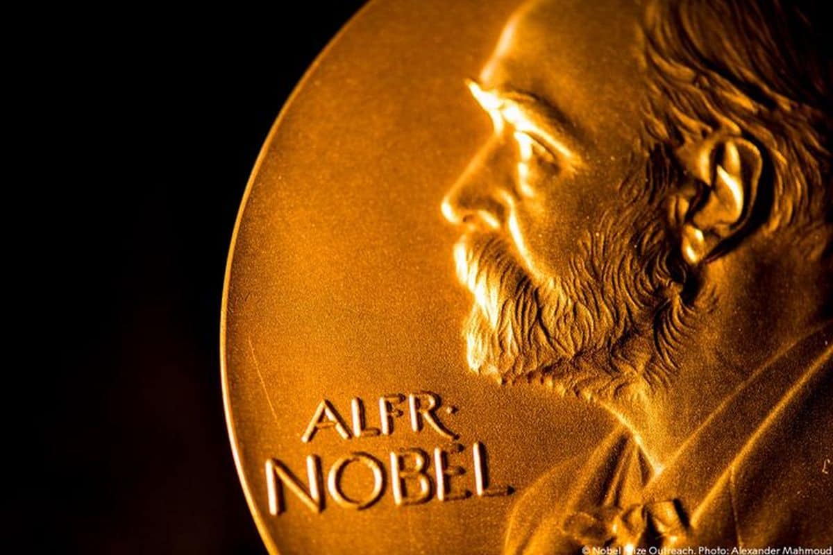 Premiul Nobel pentru Fizică, câștigat de trei cercetători pentru metode de studiere a dinamicii electronilor în cadrul materiei