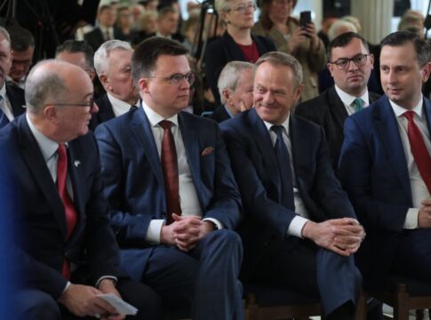 Włodzimierz Czarzasty, Szymon Hołownia, Donald Tusk și Władysław Kosiniak-Kamysz la o ceremonie pentru a marca cea de-a 25-a aniversare a Constituției, Varșovia, 2 aprilie 2022. Foto Gazeta Wyborcza