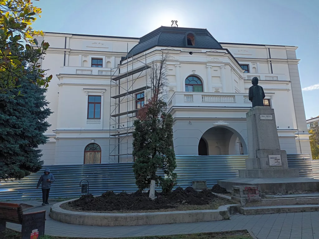 Botoșaniul, la un pas să piardă a doua finanţare pentru Teatrul Eminescu - Care este noul termen pentru finalizarea lucrărilor