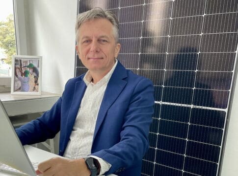 Revoluționarul care s-a întors din Italia pentru monta panouri fotovoltaice în România