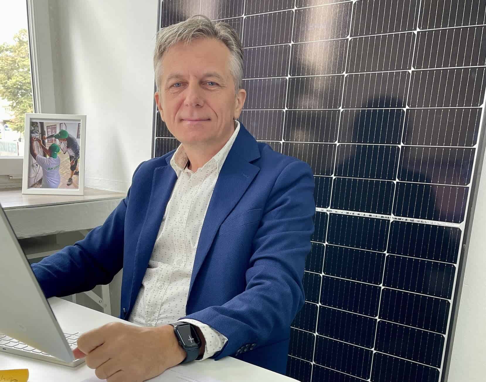 Revoluționarul care s-a întors din Italia pentru monta panouri fotovoltaice în România
