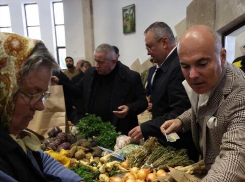 Rareș Bogdan, la piață cu un ceas de 30 de mii de euro - europarlamentarul l-a afișat ăn piața din Șimleu Silvaniei