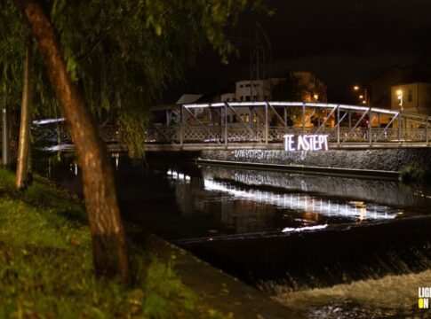 Instalația „Te aștept” de pe Podul Elisabeta din Cluj a fost vandalizată - instalația se află în apele Someșului