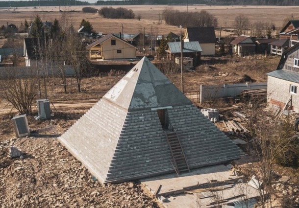 Piramida de la țară, din curtea casei: „Am construit totul în așa fel incât să fie cât mai apropiat de original”