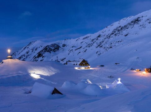 Zăpadă de 35 cm la Bâlea Lac. Constructorii vor să ridice un nou hotel de gheaţă