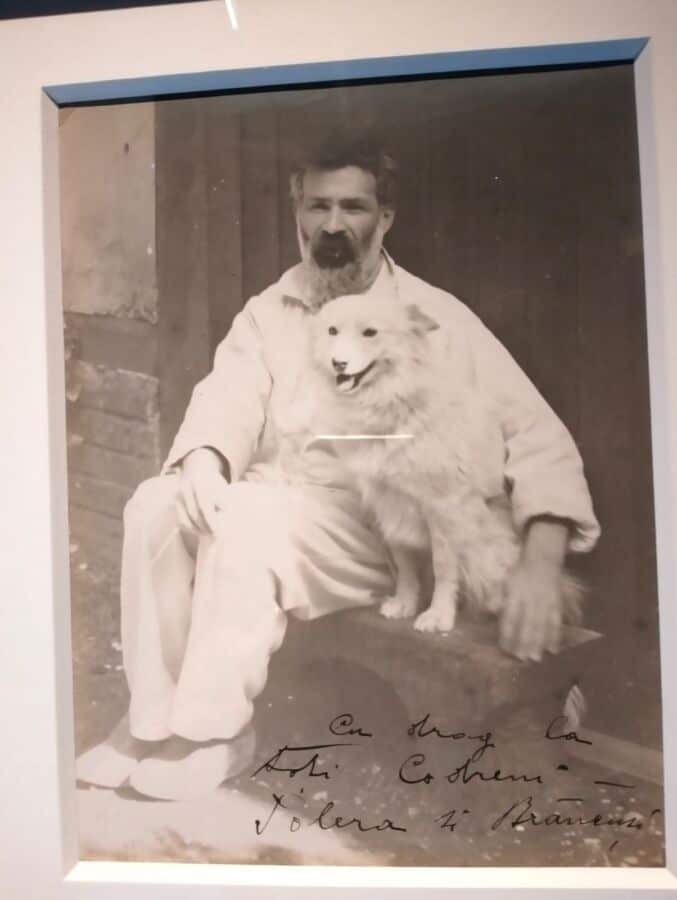 Constantin Brâncuși, cu câinele său, Polaire