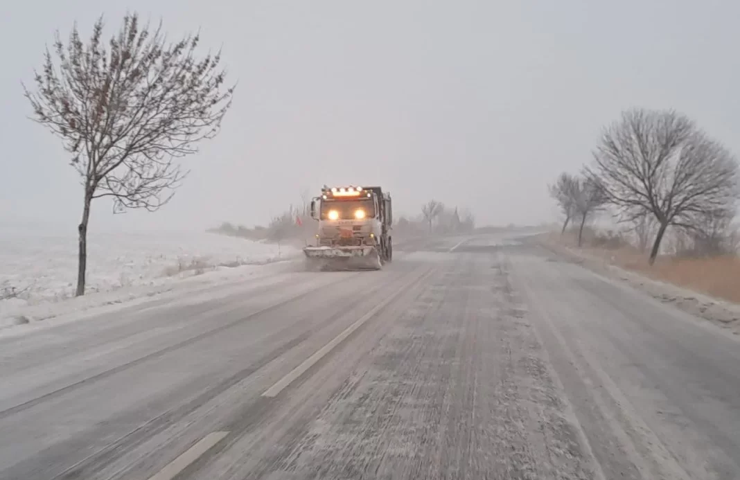 Care sunt drumurile închise din cauza viscolului / Autocar cu ucraineni răsturnat din cauza viscolului în Ialomița