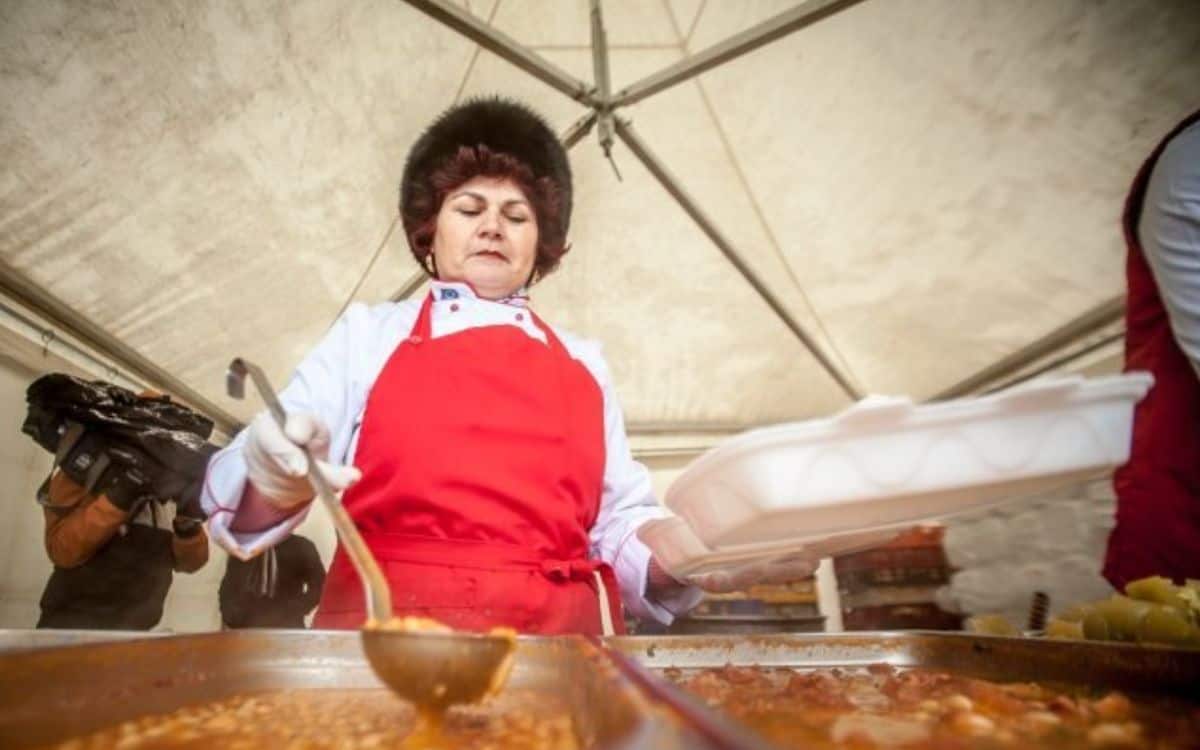 Ziua Națională, la Iași. Mii de porţii de fasole la ceaun, împărțite în faţa Palatului Culturii