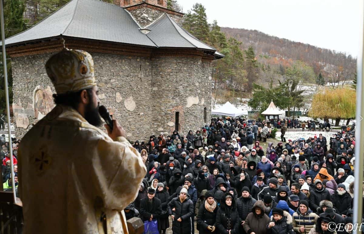 Mii de pelerini la Mănăstirea Prislop, la comemorarea a 34 de ani de la moartea părintelui Arsenie Boca