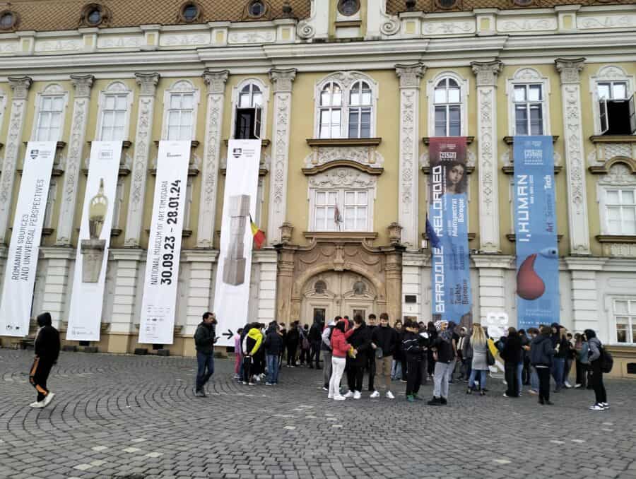 Tineri așteptănd să intre la expoziția  „Brâncuși: surse românești și perspective universale”, de la Muzeul de Artă din Timișoara.