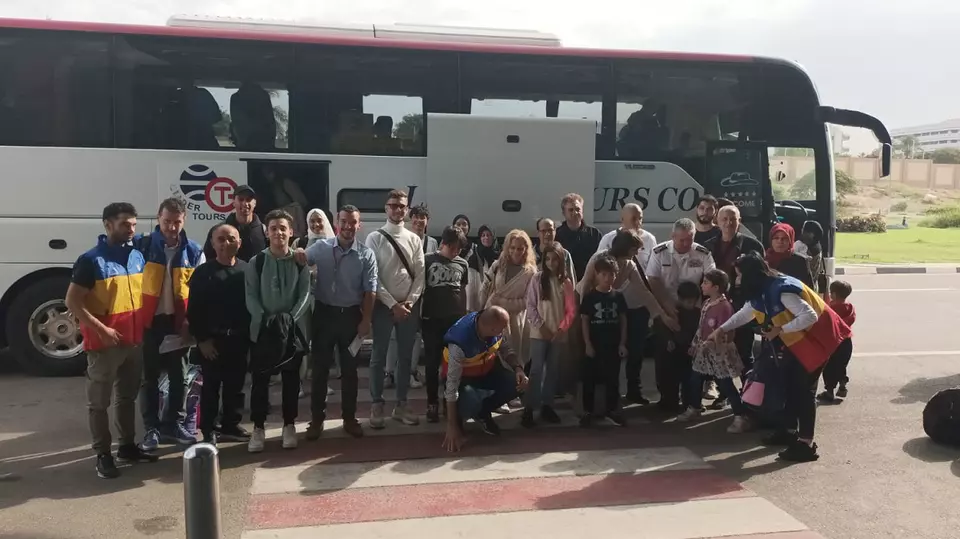 Libertatea: Avionul care trebuia să-i aducă în țară pe cei românii evacuați din Gaza s-a stricat
