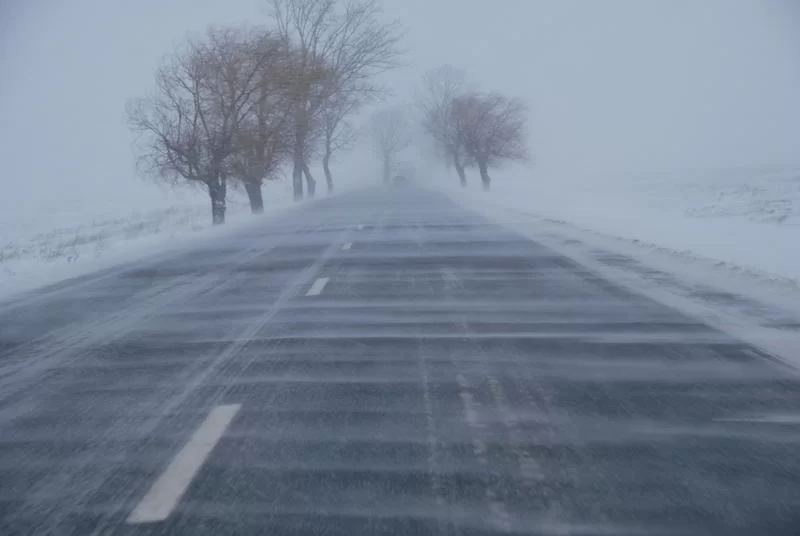 Sud Estul României, paralizat de viscol - drumuri închise, trenuri anulate, Cod Roșu de viscol în 6 județe