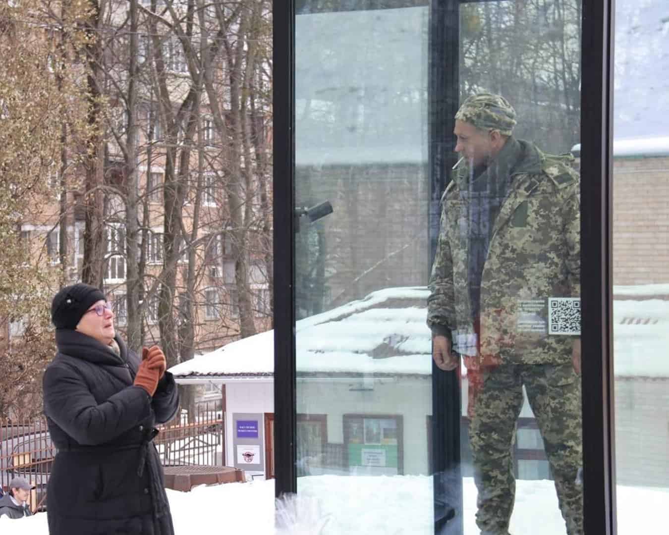 Statuie în care pare viu eroul ucrainean executat de ruși, dezvelită la Kiev - mama acestuia, prezentă, vizibil afectată