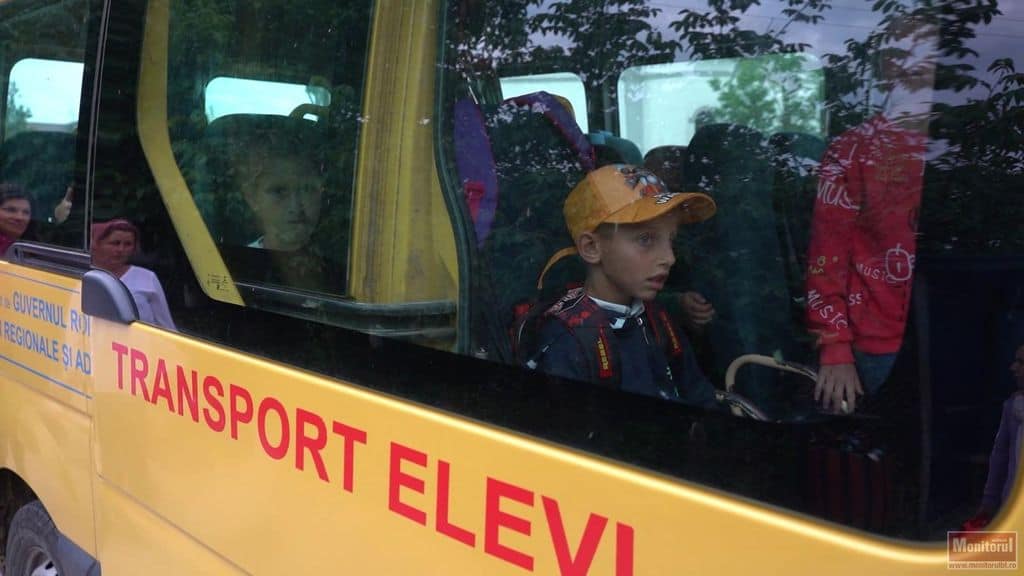 Mii de elevi puşi să scoată bani din buzunar din cauza incompetenţei instituţiilor - se întâmplă în județul Botoșani