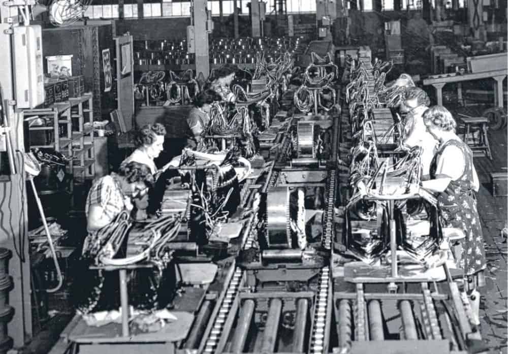 Miliardarii naziști. Istoria neagră a BMW, Volkswagen, Porsche și a altor corporații azi populare. Femei în fabrica BMW, în al doilea război mondial