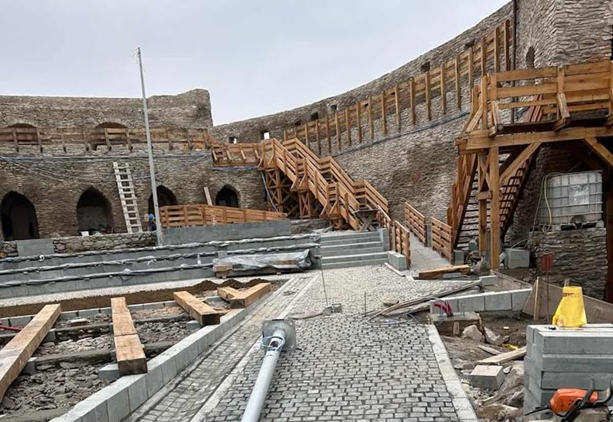 Borduri și pavaj modern în cetatea mediavală Deva