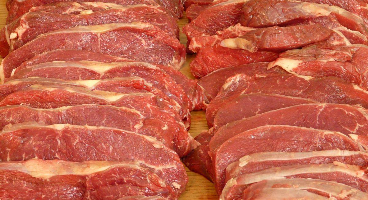 Sărbători cu prețuri mari. Piaţa cărnii de porc “fierbe” în preajma sărbătorilor de iarnă