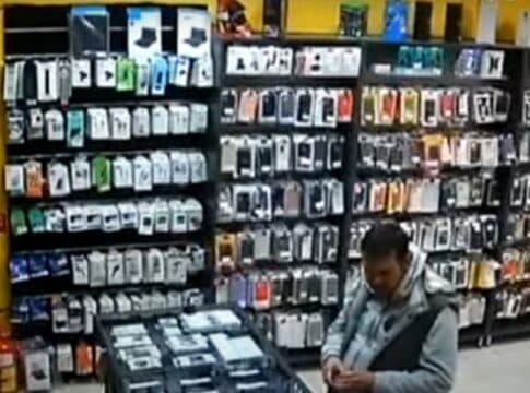 VIDEO Imagini cu fostul primar fugar din Baia Mare. Cherecheș, filmat într-un magazin cu accesorii pentru telefoane mobile din Ungaria