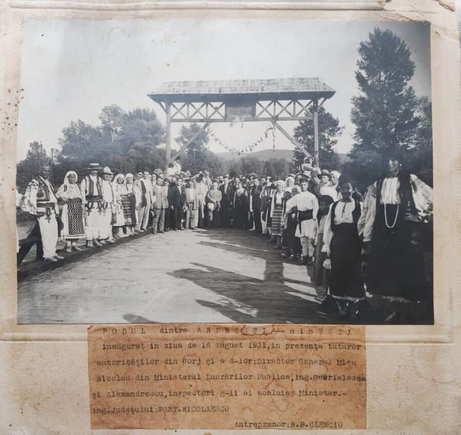 Podurile din Vladimir. Podul dintre Andreești-Bibești inaugurat în ziua de 16 August 1931, în prezența tituror autorităților din Gorj și a d-lor: Director General Mișu Nicolau din Ministerul Lucrărilor Publice, Ing. Gabrielescu și Alexandrescu, inspectori g-li ai aceluiaș Minister, Ing Județului Pant. Nicolaescu. Antreprenor: N.P.Clenciu.