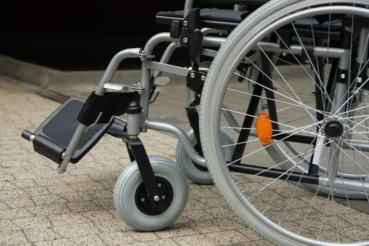 Primăria Stâlpeni nu are toți banii pentru indemnizațiile persoanelor cu handicap și asistenților personali