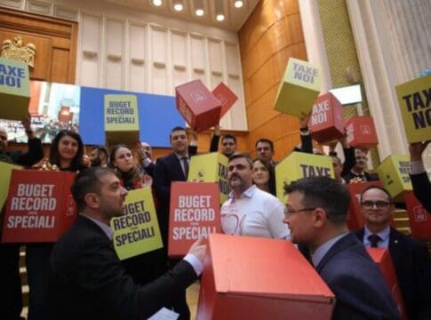 USR, protest cu cutii de cadou cu mesajele ”Taxe noi” și “Buget record pentru speciali” la votul în Parlament pentru bugetul pe 2024