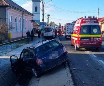 Ambulanță cu pacient, implicată într-un accident - doctorul, asistentul și pacientul au ajuns la spitalul din Bistrița