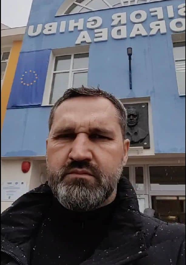 Deputatul Lasca, tiradă de acuzații în curtea unei școli din Oradea