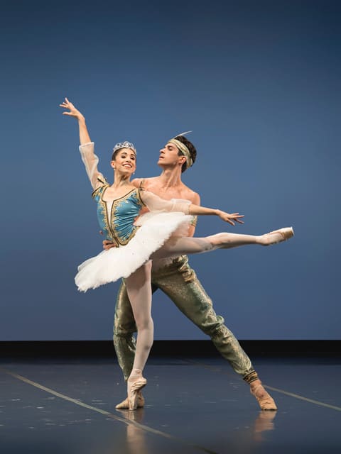 Două staruri de la The Royal Ballet vin la Gala Internațională „Once Upon a Winter’s Dream”. Reece Clarke și Yasmine Naghdi vor dansa pe scena TNB
