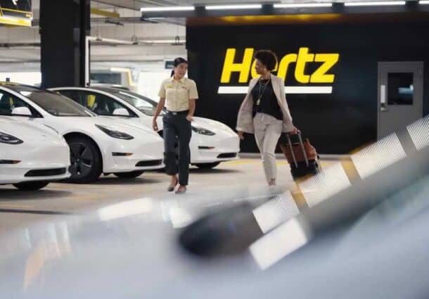 Hertz își vinde vehiculele electrice și cumpără în schimb mașini pe benzină
