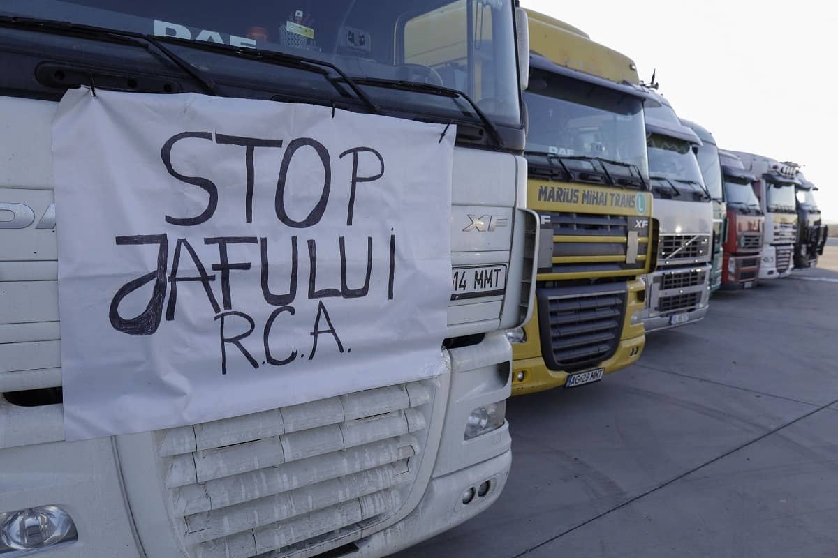 Ce le-a promis Grindeanu transportatorilor care protestează - culoare dedicate UE în vămi și toleranță de 5 % pentru depășirea tonajului