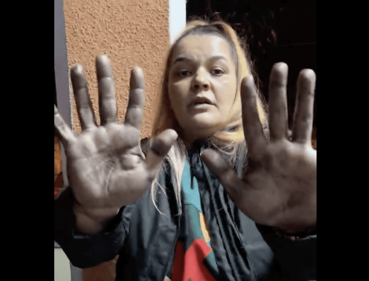 Activista Angi Șerban ridicată de Poliţie din casă, pentru o postare pe Facebook. Aceasta a fost amprentată