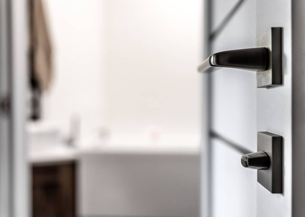 Accesorii care completează stilul unei uși: mânerele și balamalele