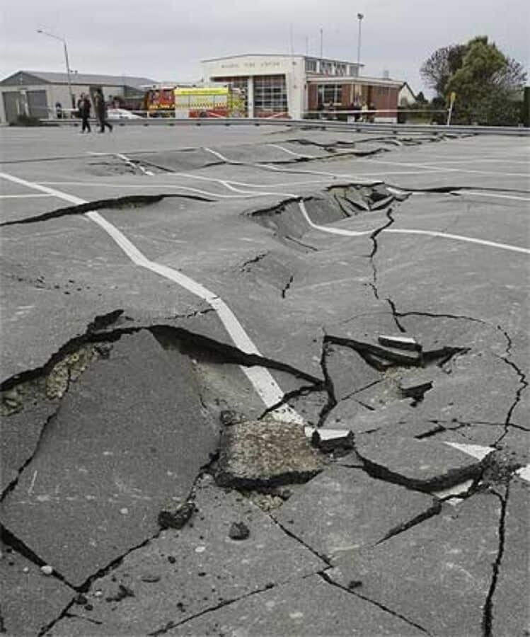 Cutremur puternic în Japonia. Drumurile au fost distruse
