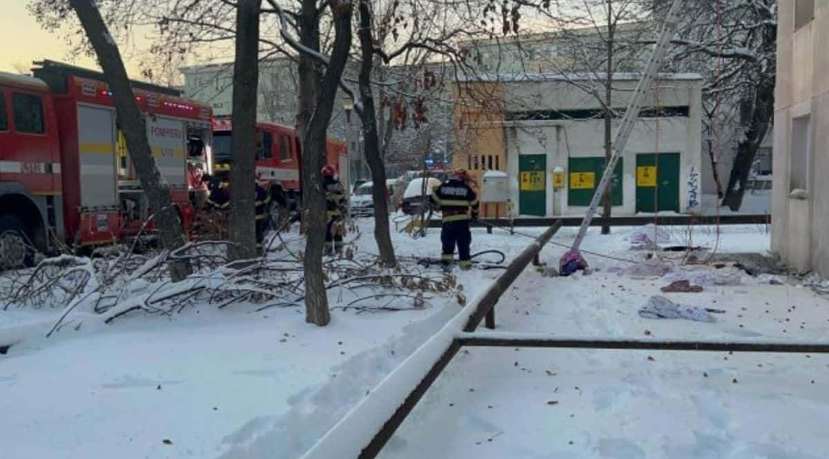 O femeie din Iași a sărit de la etajul 3 cu bebeluşul în braţe, pentru a se salva dintr-un incendiu