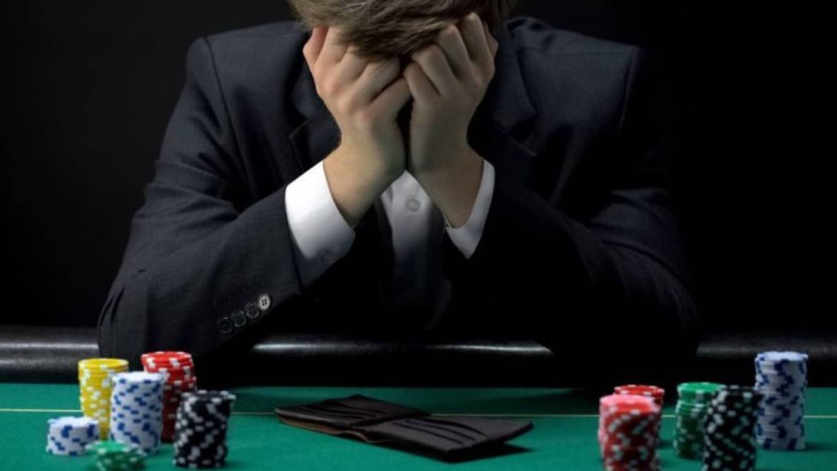 Unde duce dependența de jocuri de noroc: Andrei își pierde salariul de 4000 de lei într-o oră la păcănele, fiind dependent de 14 ani