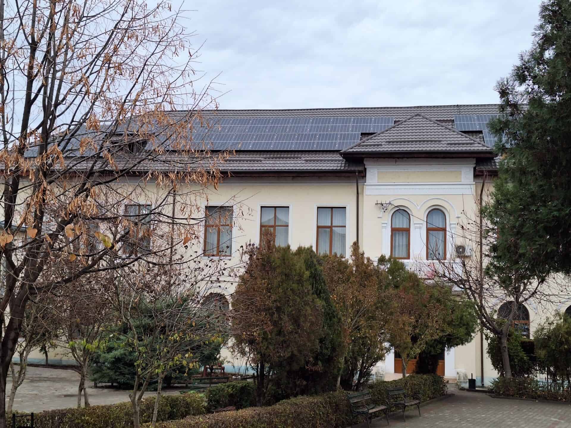 Panourile fotovoltaice la școală au redus facturi la energie cu 60%