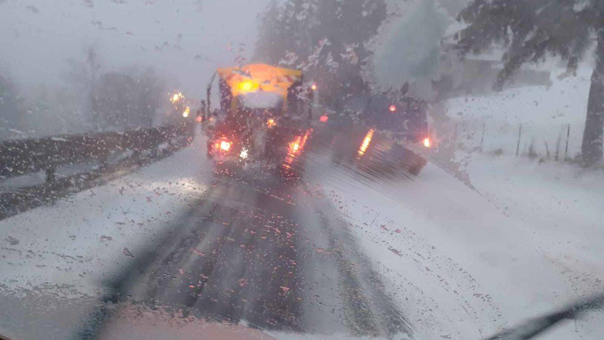 Circulaţie îngreunată pe DN 17, în Pasul Tihuţa, din cauza ninsorii şi viscolului | VIDEO