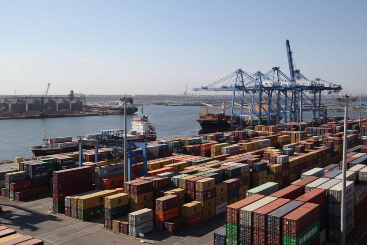 Aproape 80 de tone de cereale şi cărbune, furate din trenurile de marfă din portul Constanța. 22 de persoane, trimise în judecată