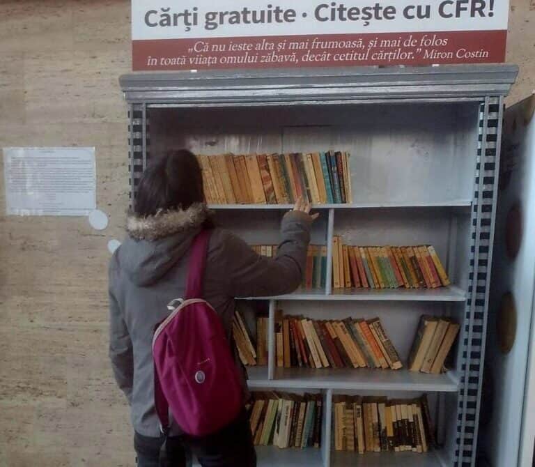 Bibliotecă pentru călători în Gara Craiova. FOTO Oltenia live