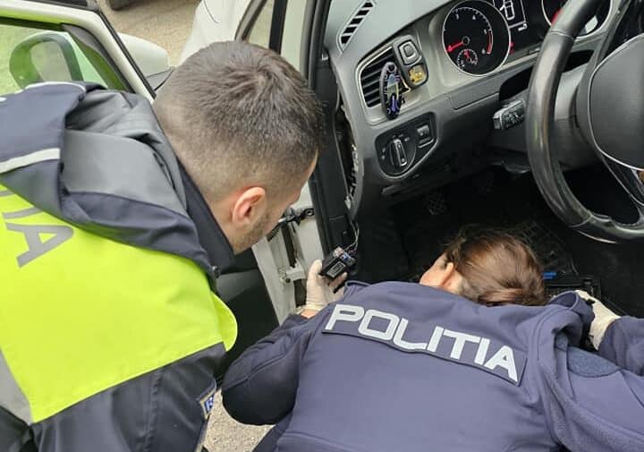Prefectul de Olt a intrat cu maşina personală în curtea Poliţiei,