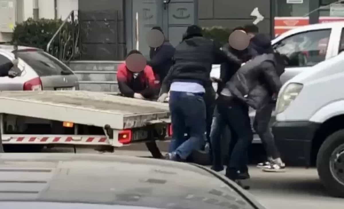 Imagini șocante în centrul Botoșaniului. Bătaie cu topoare şi bâte între două clanuri